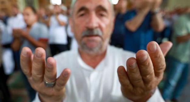 A man praying. Photo by Aziz Karimov for the Caucasian Knot A man praying. Photo by Aziz Karimov for the Caucasian Knot