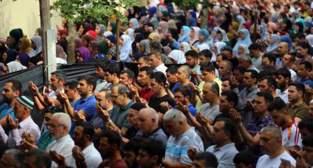 People praying on Eid al-Fitr. Photo by Aziz Karimov for the Caucasian Knot People praying on Eid al-Fitr. Photo by Aziz Karimov for the Caucasian Knot
