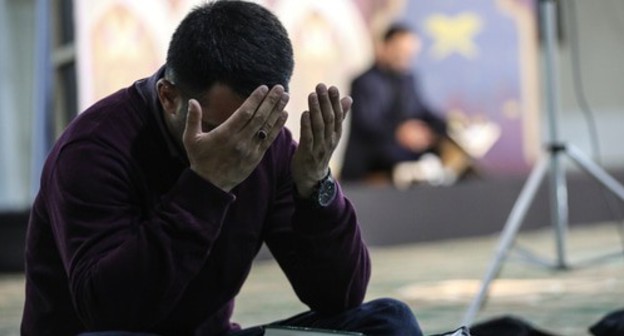 A prayer. Photo by Aziz Karimov for the "Caucasian Knot" A prayer. Photo by Aziz Karimov for the "Caucasian Knot"