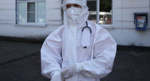 A doctors in protective gear. Photo by the press service of "Volnoye Delo" fund http://volnoe-delo.ru A doctors in protective gear. Photo by the press service of "Volnoye Delo" fund http://volnoe-delo.ru