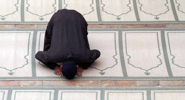 A prayer. Photo REUTERS/Fayaz Aziz A prayer. Photo REUTERS/Fayaz Aziz