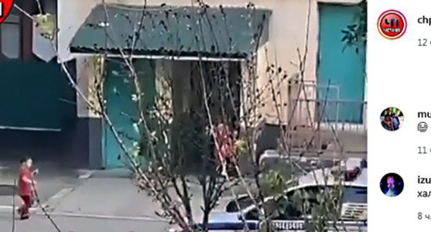 Children running to a house as a police car passes by. Photo: screenshot of a video https://www.instagram.com/p/CAauehWFB7k/ Children running to a house as a police car passes by. Photo: screenshot of a video https://www.instagram.com/p/CAauehWFB7k/