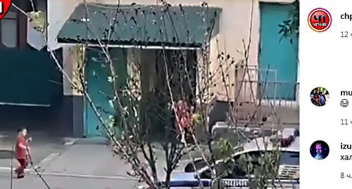 Children running to a house as a police car passes by. Photo: screenshot of a video https://www.instagram.com/p/CAauehWFB7k/ Children running to a house as a police car passes by. Photo: screenshot of a video https://www.instagram.com/p/CAauehWFB7k/