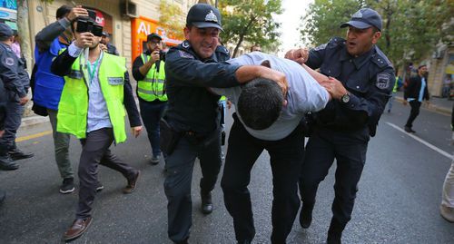 Policemen detain a participant of protest rally in Baku. Photo by Aziz Karimov for the Caucasian Knot Policemen detain a participant of protest rally in Baku. Photo by Aziz Karimov for the Caucasian Knot