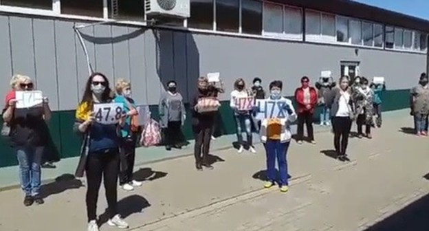 Video appeal by traders from the "Cheryomushki" marketplace in Maykop. Screenshot: https://www.youtube.com/watch?v=efk5S9QXi5Y&feature=emb_title Video appeal by traders from the "Cheryomushki" marketplace in Maykop. Screenshot: https://www.youtube.com/watch?v=efk5S9QXi5Y&feature=emb_title