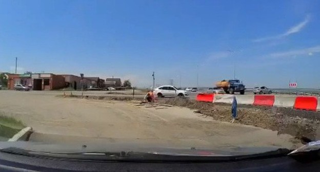 Screenshot of the video at the site of the murder on the "Caucasus" highway in the area of the Yandare village, Ingushetia https://obzor.io/2020/06/01/poyavilos-video-s-ubijstvom-iz-krovnoj-mesti-v-ingushetii-18-79128/ Screenshot of the video at the site of the murder on the "Caucasus" highway in the area of the Yandare village, Ingushetia https://obzor.io/2020/06/01/poyavilos-video-s-ubijstvom-iz-krovnoj-mesti-v-ingushetii-18-79128/