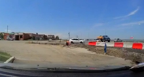 Screenshot of the video at the site of the murder on the "Caucasus" highway in the area of the Yandare village, Ingushetia https://obzor.io/2020/06/01/poyavilos-video-s-ubijstvom-iz-krovnoj-mesti-v-ingushetii-18-79128/ Screenshot of the video at the site of the murder on the "Caucasus" highway in the area of the Yandare village, Ingushetia https://obzor.io/2020/06/01/poyavilos-video-s-ubijstvom-iz-krovnoj-mesti-v-ingushetii-18-79128/