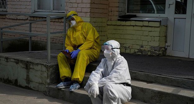 Health workers. Photo: REUTERS/Tatyana Makeyeva Health workers. Photo: REUTERS/Tatyana Makeyeva