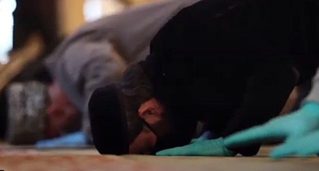 A praying man in the mosque during the coronavirus outbreak. Screenshot of the report by the Grozny TV channel http://www.dumchr.ru/post/в-чеченской-республике-разрешат-коллективные-молитвы-в-крупных-мечетях A praying man in the mosque during the coronavirus outbreak. Screenshot of the report by the Grozny TV channel http://www.dumchr.ru/post/в-чеченской-республике-разрешат-коллективные-молитвы-в-крупных-мечетях
