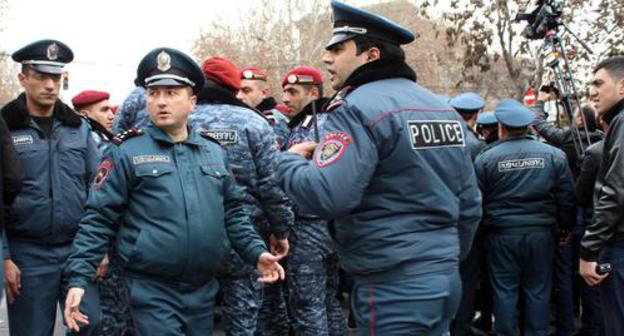 The police officers. Armenia. Photo by Tigran Petrosyan for the "Caucasian Knot" The police officers. Armenia. Photo by Tigran Petrosyan for the "Caucasian Knot"