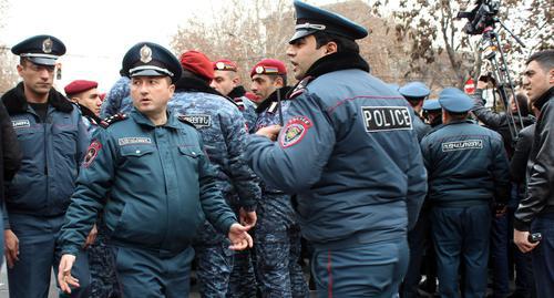 The police officers. Armenia. Photo by Tigran Petrosyan for the "Caucasian Knot" The police officers. Armenia. Photo by Tigran Petrosyan for the "Caucasian Knot"
