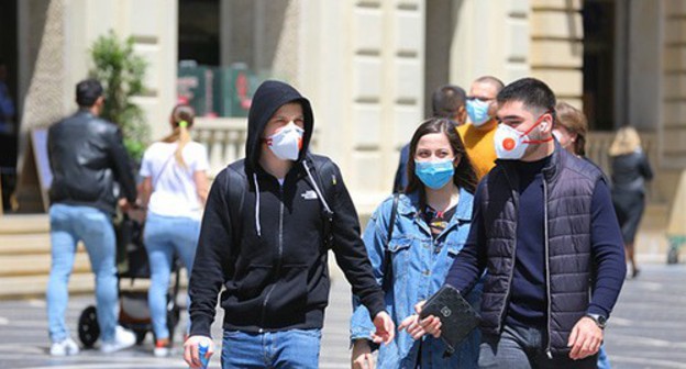 Residents of Baku in face masks. Photo by Aziz Karimov for the "Caucasian Knot" Residents of Baku in face masks. Photo by Aziz Karimov for the "Caucasian Knot"