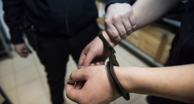 Handcuffs. © Photo by Yelena Sineok, Yuga.ru Handcuffs. © Photo by Yelena Sineok, Yuga.ru
