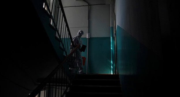 A medical worker in a dwelling house. Photo: REUTERS/Tatyana Makeyeva A medical worker in a dwelling house. Photo: REUTERS/Tatyana Makeyeva