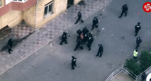 Police detain a quarantine violator in Baku. Screenshot from MeydanTV video: https://www.youtube.com/watch?v=eWHUca_EN9I&feature=emb_logo Police detain a quarantine violator in Baku. Screenshot from MeydanTV video: https://www.youtube.com/watch?v=eWHUca_EN9I&feature=emb_logo