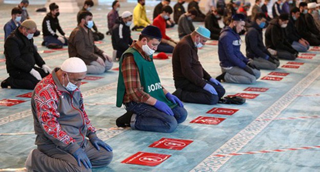 Believers in a mosque. Photo: Kirill Zykov/Moscow News Agency/Handout via REUTERS Believers in a mosque. Photo: Kirill Zykov/Moscow News Agency/Handout via REUTERS