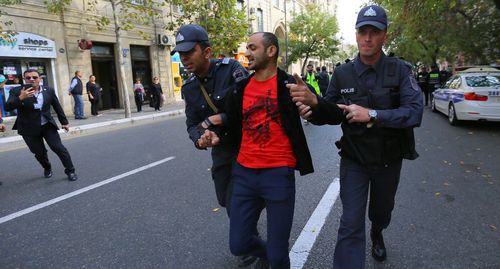 Policemen detain an activist in Baku. Photo by Aziz Karimov for the Caucasian Knot Policemen detain an activist in Baku. Photo by Aziz Karimov for the Caucasian Knot