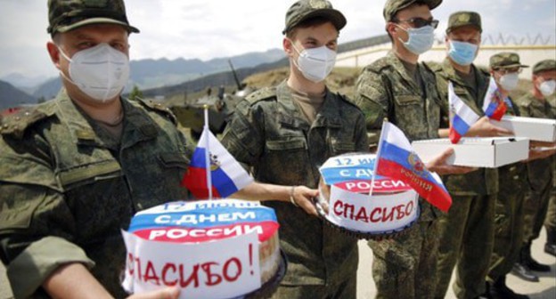 Residents of the village of Botlikh in Dagestan express gratitude to military doctors for the their help in fighting coronavirus pandemic and presented over 30 national pies, June 12, 2020. Photo: press service of the Southern Eastern Military District Residents of the village of Botlikh in Dagestan express gratitude to military doctors for the their help in fighting coronavirus pandemic and presented over 30 national pies, June 12, 2020. Photo: press service of the Southern Eastern Military District