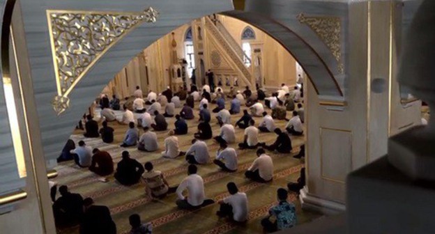 Believers in one of Juma Mosques in Chechnya during Friday namaz on June 12, 2020. Screenshot from video posted by ChGTRK 'Grozny' Believers in one of Juma Mosques in Chechnya during Friday namaz on June 12, 2020. Screenshot from video posted by ChGTRK 'Grozny'