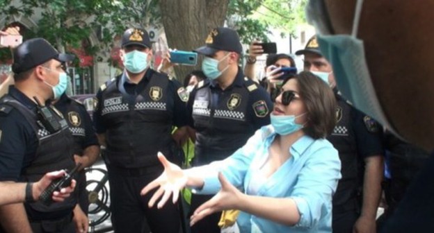 A participant of the action in Baku and police officers. Photo: Açiq mənbələrdən, https://www.contact.az/ext/news/2020/6/free/Social/ru/124913.htm A participant of the action in Baku and police officers. Photo: Açiq mənbələrdən, https://www.contact.az/ext/news/2020/6/free/Social/ru/124913.htm