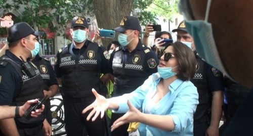 A participant of the action in Baku and police officers. Photo: Açiq mənbələrdən, https://www.contact.az/ext/news/2020/6/free/Social/ru/124913.htm A participant of the action in Baku and police officers. Photo: Açiq mənbələrdən, https://www.contact.az/ext/news/2020/6/free/Social/ru/124913.htm