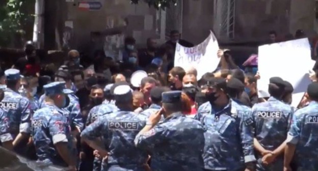 Police in Armenia at the action of supporters of Gagik Tsarukyan. Screenshot of the video at the NEWS AM channel
https://www.youtube.com/watch?time_continue=2&v=ERHHoyz1_R4&feature=emb_logo Police in Armenia at the action of supporters of Gagik Tsarukyan. Screenshot of the video at the NEWS AM channel
https://www.youtube.com/watch?time_continue=2&v=ERHHoyz1_R4&feature=emb_logo