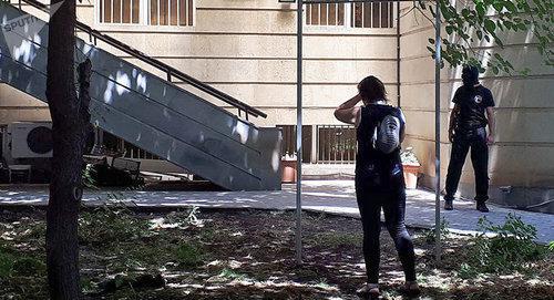 National security service officers in front of Alexander Sargsyan's house. Photo Sputnik / Ashot Safaryan
https://ru.armeniasputnik.am/politics/20180704/13046269/brat-byvshego-prezidenta-armenii-serzha-sargsyana-uekhal-iz-osobnyaka-gde-snb-provodila-obysk.html National security service officers in front of Alexander Sargsyan's house. Photo Sputnik / Ashot Safaryan
https://ru.armeniasputnik.am/politics/20180704/13046269/brat-byvshego-prezidenta-armenii-serzha-sargsyana-uekhal-iz-osobnyaka-gde-snb-provodila-obysk.html