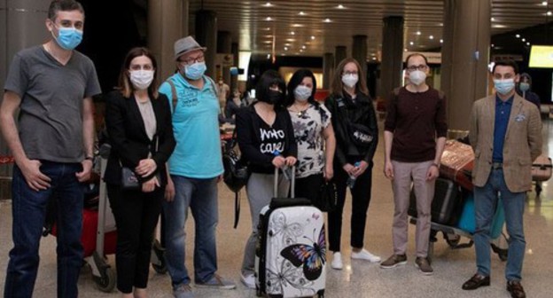 Eight Russian doctors arrive at Yerevan airport, June 22, 2020. Photo: Facebook / ՀՀ առողջապահության նախարարություն Eight Russian doctors arrive at Yerevan airport, June 22, 2020. Photo: Facebook / ՀՀ առողջապահության նախարարություն