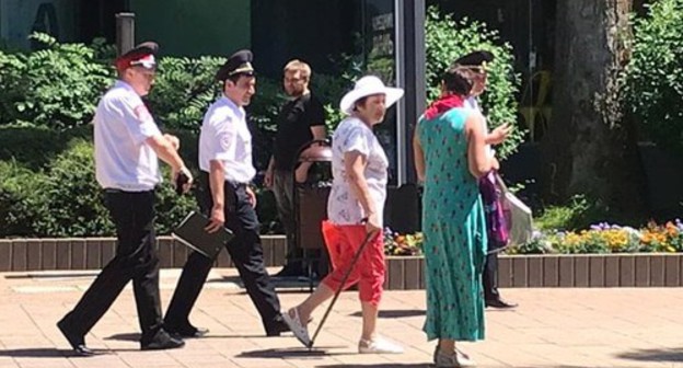 Pensioners detained in Sochi for pickets and policemen. Photo courtesy of Anna Kolmagortseva Pensioners detained in Sochi for pickets and policemen. Photo courtesy of Anna Kolmagortseva