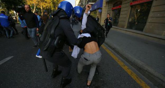 Police detaining an activist at a protest rally in Baku. Photo by Aziz Karimov for the Caucasian Knot Police detaining an activist at a protest rally in Baku. Photo by Aziz Karimov for the Caucasian Knot