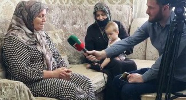 Mother of deceased woman from Gudermes gives interview to ChGTRK 'Grozny'. Screenshot: https://www.instagram.com/p/CBthZu1obLt/ Mother of deceased woman from Gudermes gives interview to ChGTRK 'Grozny'. Screenshot: https://www.instagram.com/p/CBthZu1obLt/
