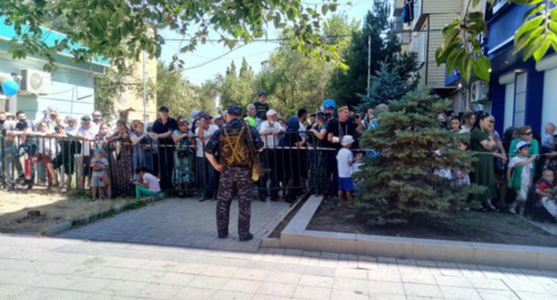 People who were not allowed to attend the Victory Parade in Kaspiysk, June 24, 2020. Photo by Rasul Magomedov for the Caucasian Knot People who were not allowed to attend the Victory Parade in Kaspiysk, June 24, 2020. Photo by Rasul Magomedov for the Caucasian Knot