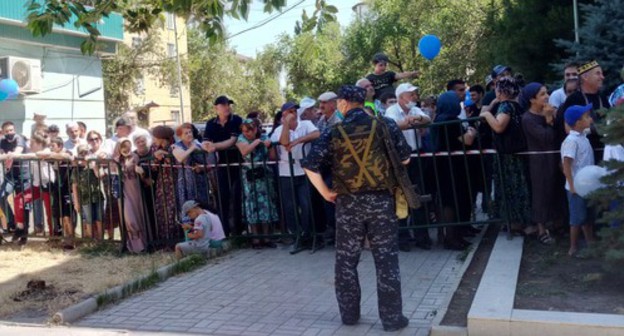 Residents of Kaspiysk watching the Victory Parade behind a metal barrier, June 24, 2020. Photo by Rasul Magomedov Residents of Kaspiysk watching the Victory Parade behind a metal barrier, June 24, 2020. Photo by Rasul Magomedov