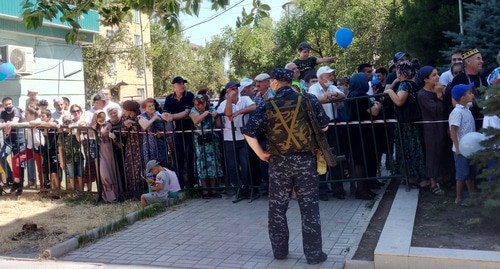 Residents of Kaspiysk watching the Victory Parade behind a metal barrier, June 24, 2020. Photo by Rasul Magomedov Residents of Kaspiysk watching the Victory Parade behind a metal barrier, June 24, 2020. Photo by Rasul Magomedov