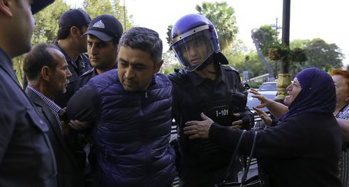 Policemen detain a participant of a protest rally in Baku. Photo by Aziz Karimov for the Caucasian Knot Policemen detain a participant of a protest rally in Baku. Photo by Aziz Karimov for the Caucasian Knot