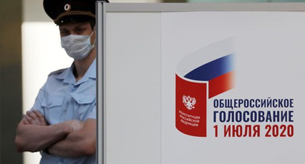 Law enforcer at the poster informing about the voting on amendments to the Constitution of Russia. Photo: REUTERS/Anton Vaganov Law enforcer at the poster informing about the voting on amendments to the Constitution of Russia. Photo: REUTERS/Anton Vaganov
