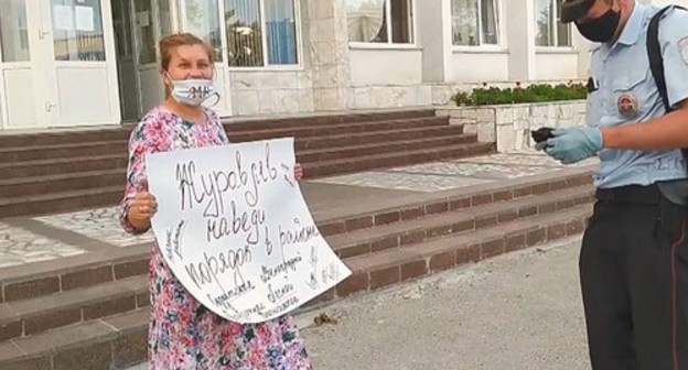 Resident of the village of Prokhaladnoye holds solo picket. Photo by Lyudmila Maratova for the Caucasian Knot Resident of the village of Prokhaladnoye holds solo picket. Photo by Lyudmila Maratova for the Caucasian Knot