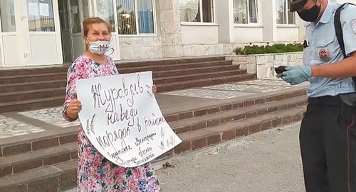 Resident of the village of Prokhaladnoye holds solo picket. Photo by Lyudmila Maratova for the Caucasian Knot Resident of the village of Prokhaladnoye holds solo picket. Photo by Lyudmila Maratova for the Caucasian Knot