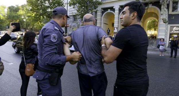The detention of an activist in Baku. Photo by Aziz Karimov for the "Caucasian Knot" The detention of an activist in Baku. Photo by Aziz Karimov for the "Caucasian Knot"