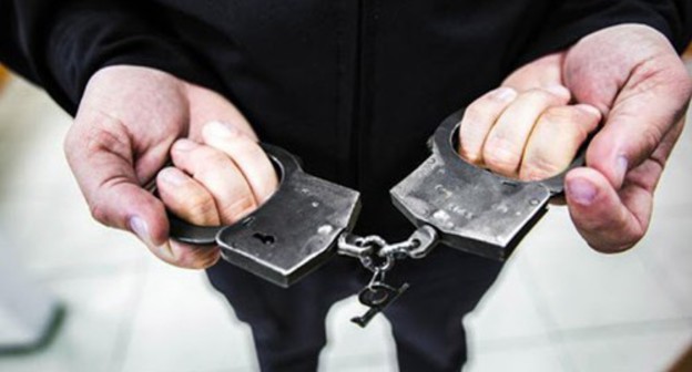 Handcuffs. Photo: Maxim Tishin / Yugopolis Handcuffs. Photo: Maxim Tishin / Yugopolis