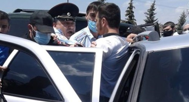 Participants of a rally of forced migrants talk to policemen. Photo by Umar Yovloi for the Caucasian Knot Participants of a rally of forced migrants talk to policemen. Photo by Umar Yovloi for the Caucasian Knot
