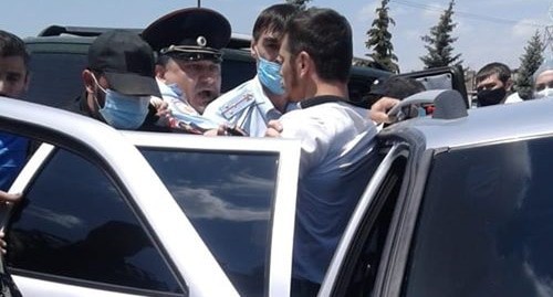 Participants of a rally of forced migrants talk to policemen. Photo by Umar Yovloi for the Caucasian Knot Participants of a rally of forced migrants talk to policemen. Photo by Umar Yovloi for the Caucasian Knot