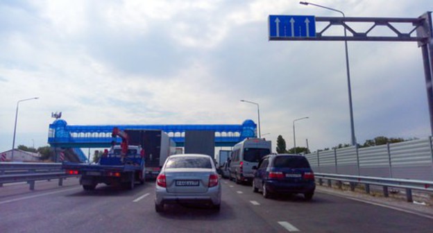 Traffic jam at the entrance to Chechnya. Photo by Rasul Magomedov for the Caucasian Knot Traffic jam at the entrance to Chechnya. Photo by Rasul Magomedov for the Caucasian Knot