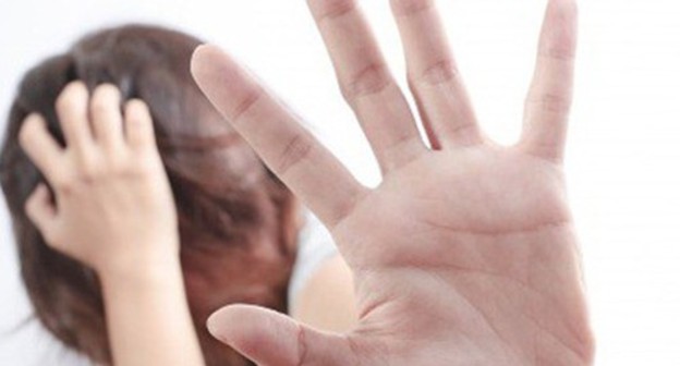 A woman shielding herself with her arm. Photo: Latina On a Mission https://flickr.com/ A woman shielding herself with her arm. Photo: Latina On a Mission https://flickr.com/
