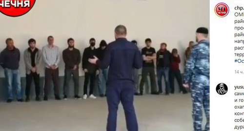 A police officer scolds the detainees. Screenshot of the post on Instagram "ЧП Чечня" https://www.instagram.com/p/B_sVcQ7lvA9/ A police officer scolds the detainees. Screenshot of the post on Instagram "ЧП Чечня" https://www.instagram.com/p/B_sVcQ7lvA9/