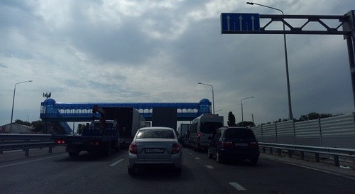 A line of cars at the entrance to Chechnya. Photo by Rasul Magomedov for the "Caucasian Knot" A line of cars at the entrance to Chechnya. Photo by Rasul Magomedov for the "Caucasian Knot"