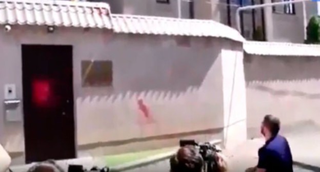 Protesters poured borsch over the building of the Ukrainian Embassy. Screenshot of the video https://www.gorodovoy.spb.ru/news/v-erevane-protestuyuschie-oblili-borschom-zdanie-posolstva-ukrainy?utm_source=yxnews&utm_medium=desktop&utm_referrer=https%3A%2F%2Fyandex.ru%2Fnews Protesters poured borsch over the building of the Ukrainian Embassy. Screenshot of the video https://www.gorodovoy.spb.ru/news/v-erevane-protestuyuschie-oblili-borschom-zdanie-posolstva-ukrainy?utm_source=yxnews&utm_medium=desktop&utm_referrer=https%3A%2F%2Fyandex.ru%2Fnews