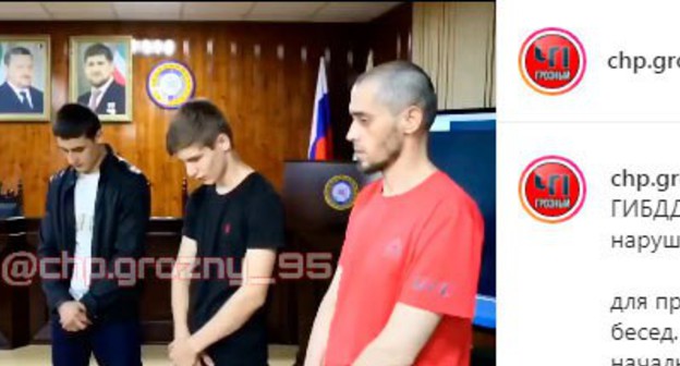 A policeman scolds three residents of Chechnya for dangerous driving. Screenshot of the video https://www.instagram.com/p/CCfhrStFt-X/ A policeman scolds three residents of Chechnya for dangerous driving. Screenshot of the video https://www.instagram.com/p/CCfhrStFt-X/