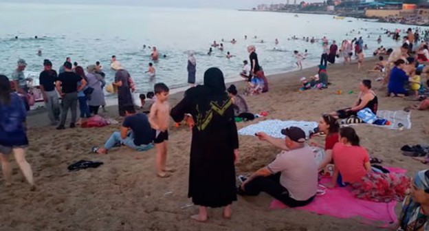 Beach visitors in Makhachkala. Screenshot of the video by "Byuro Perevodov" https://www.youtube.com/watch?v=VHiui7lZNkM Beach visitors in Makhachkala. Screenshot of the video by "Byuro Perevodov" https://www.youtube.com/watch?v=VHiui7lZNkM