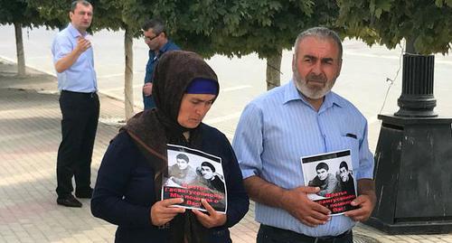 Murtazali and Patimat Gasanguseinov at a picket near the House of the Government of Dagestan. Photo by Patimat Makhmudova for the "Caucasian Knot" Murtazali and Patimat Gasanguseinov at a picket near the House of the Government of Dagestan. Photo by Patimat Makhmudova for the "Caucasian Knot"